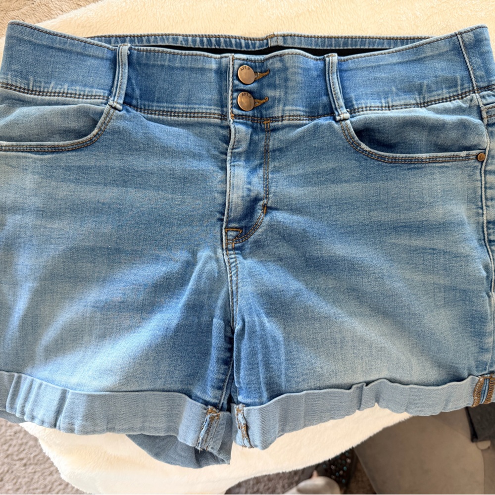 Apt9 stretch, midrise shorts